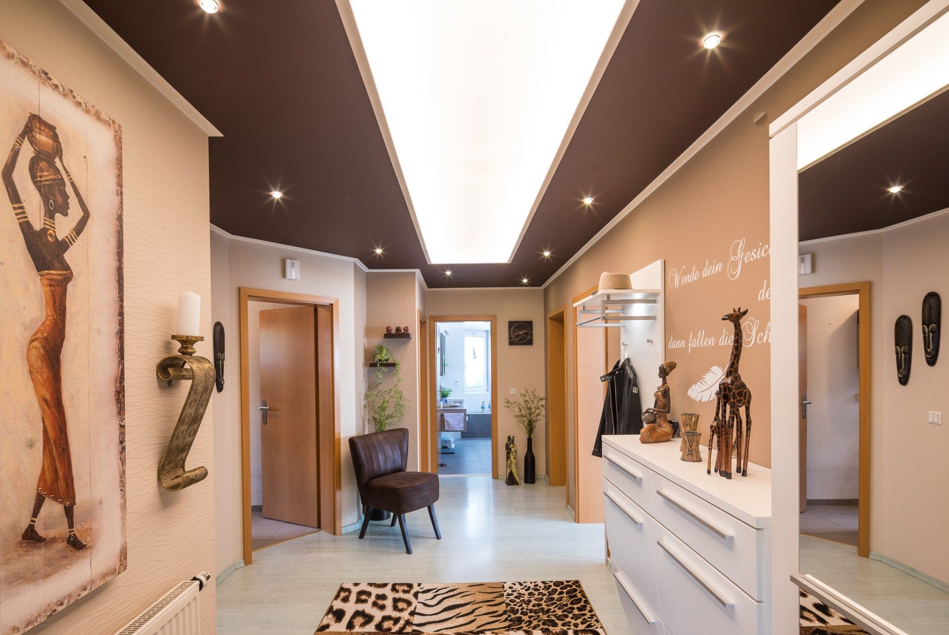 Ein Wohnungsflur mit langer, flacher Deckenlampe