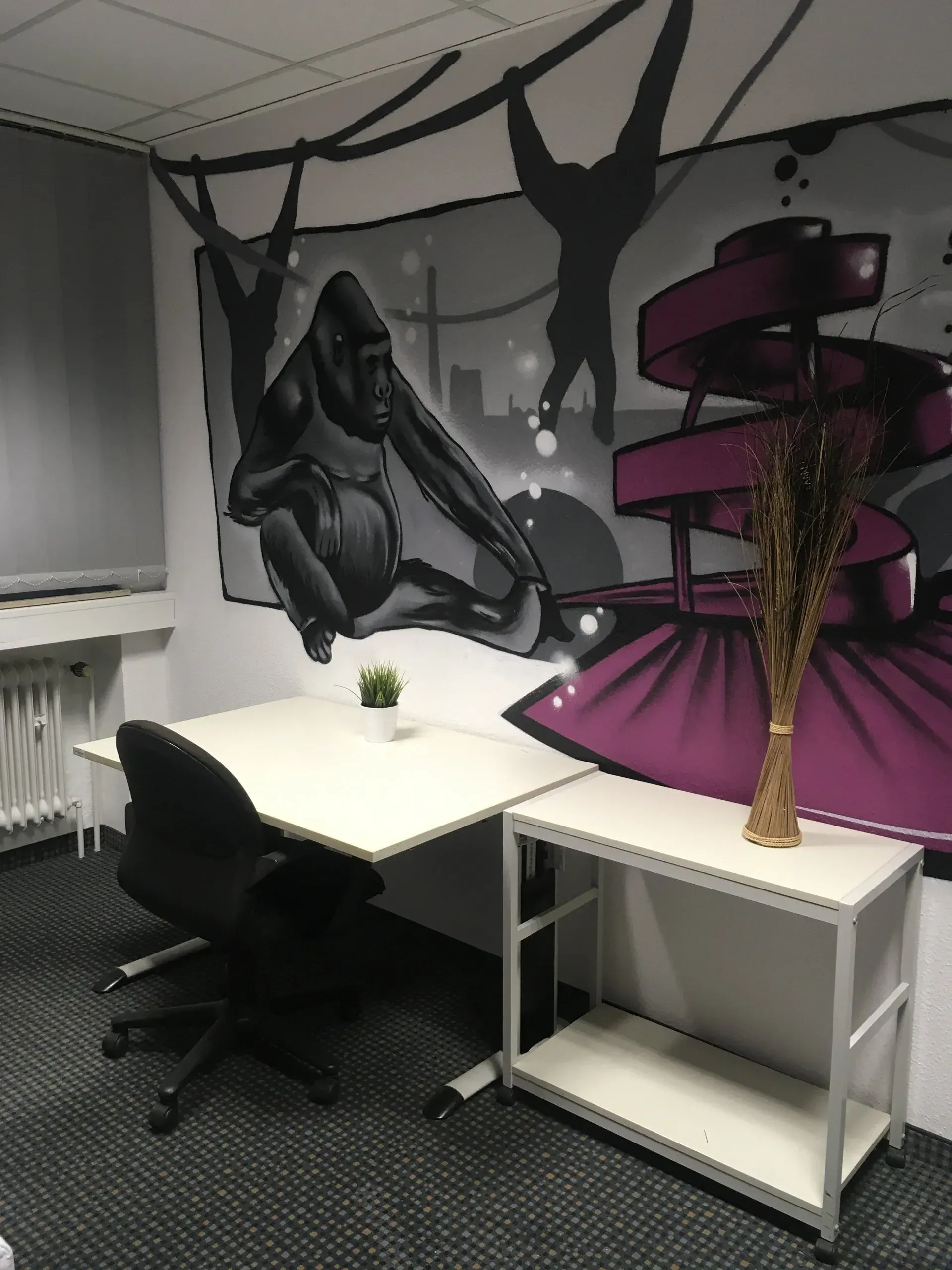 Ein Zimmer mit einem Gorilla-Gemälde an der Wand