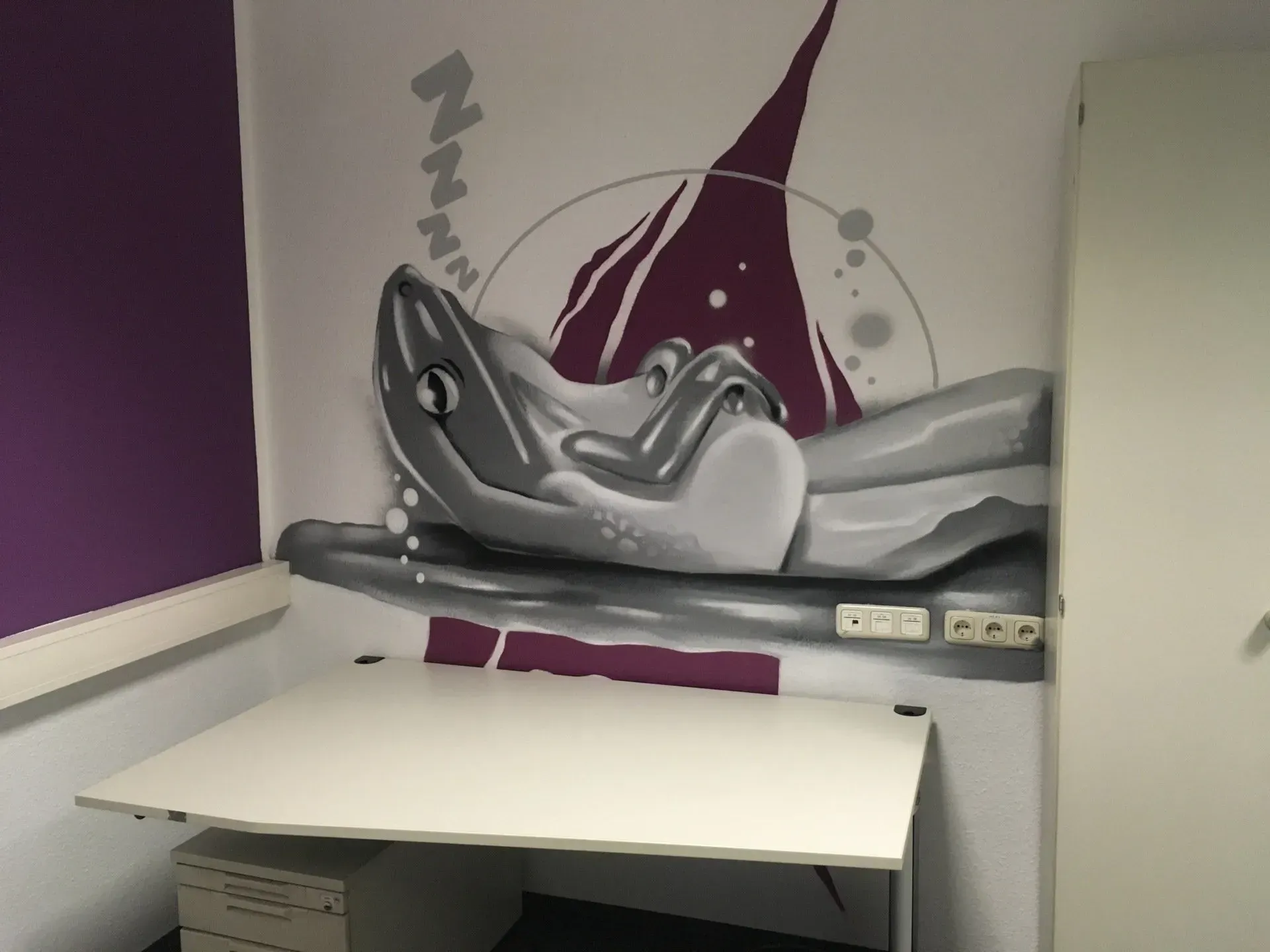 Ein Raum mit einem Gemälde einer Frau, die auf einem Tisch liegt