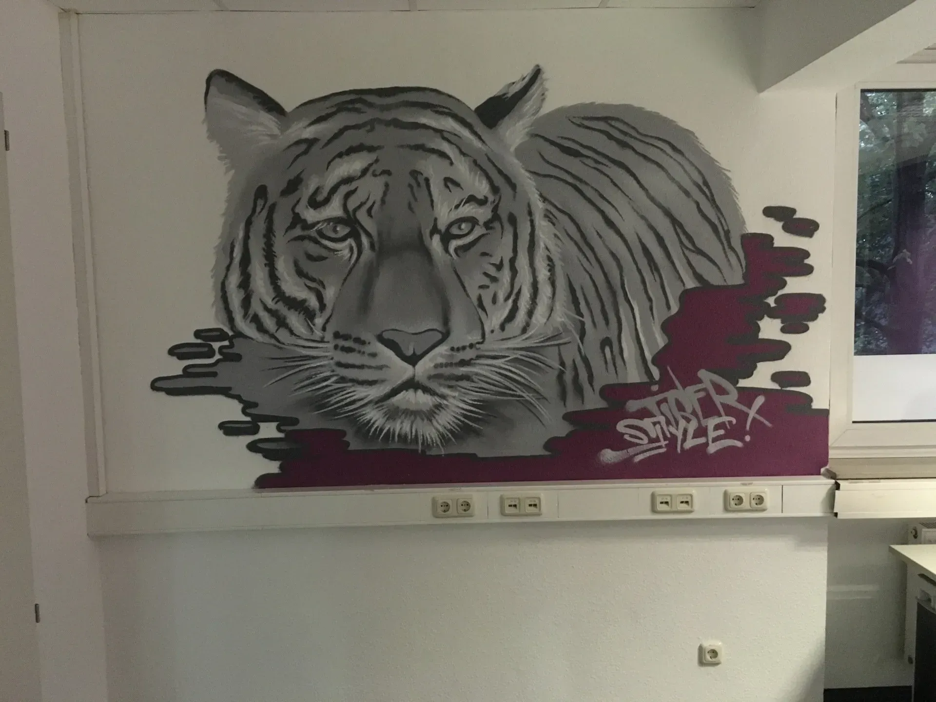 Ein Gemälde eines Tigers auf einer weißen Wand