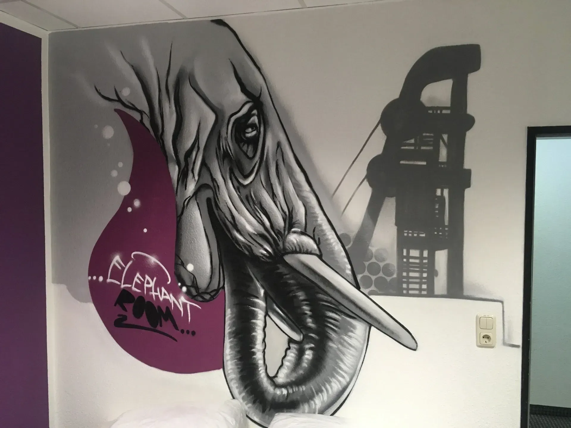 Ein Gemälde eines Elefanten mit dem Wort Elefant darauf geschrieben