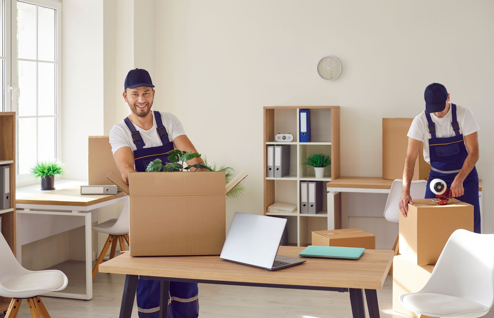 Déménageurs qui vident un bureau dans une maison