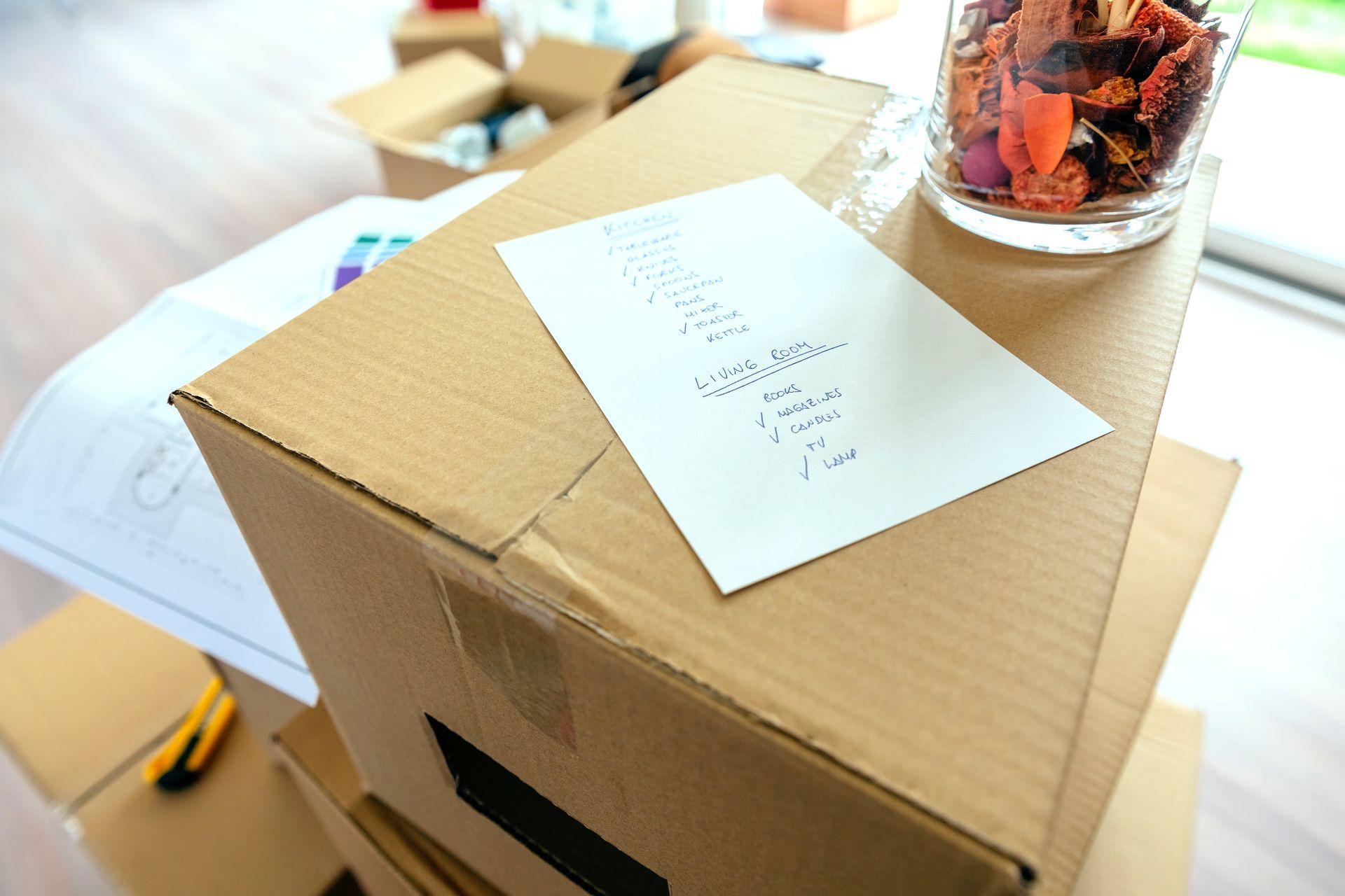 Feuille avec check-list posée sur un carton 