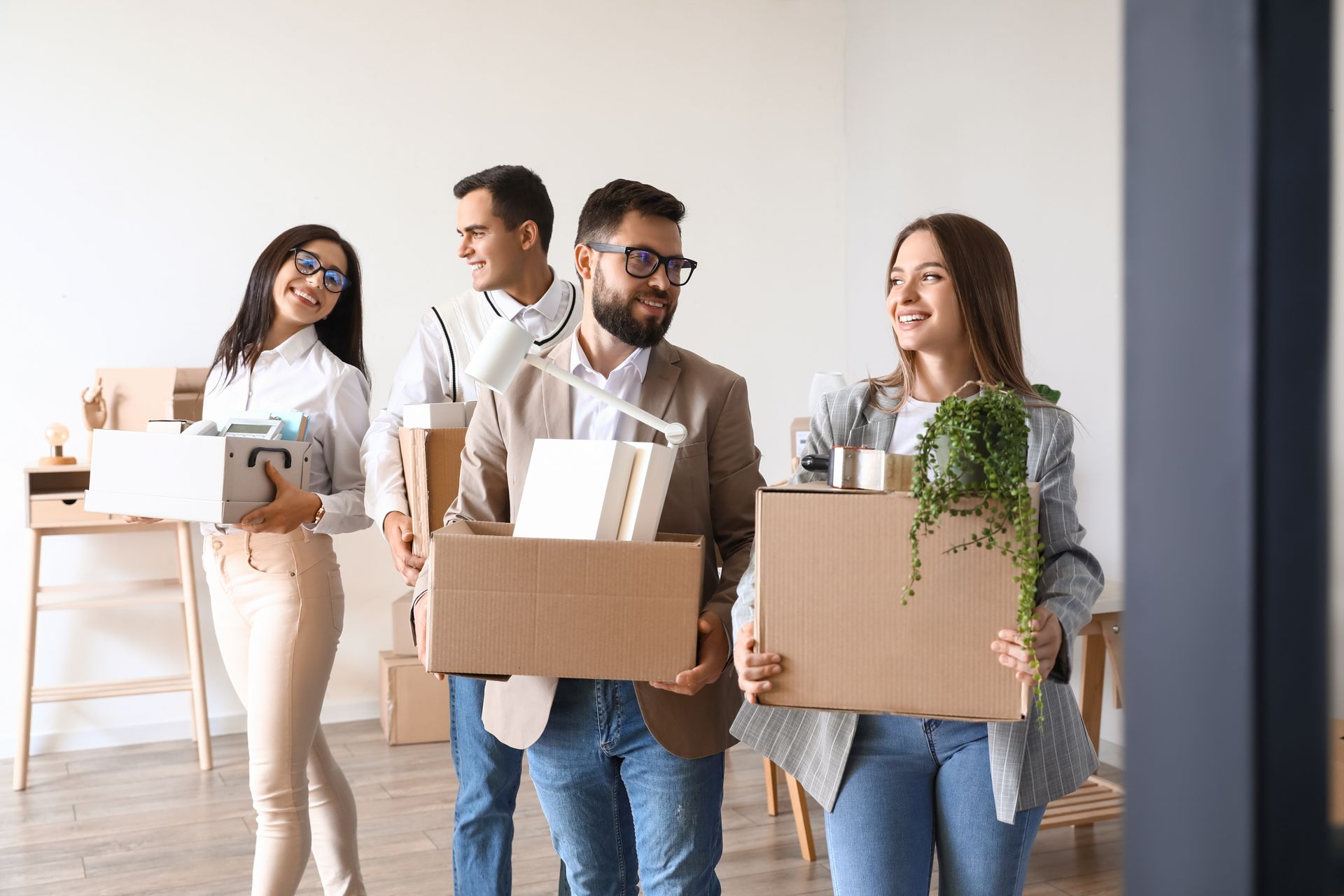 Employés en cours d'emménagement dans leurs nouveaux bureaux