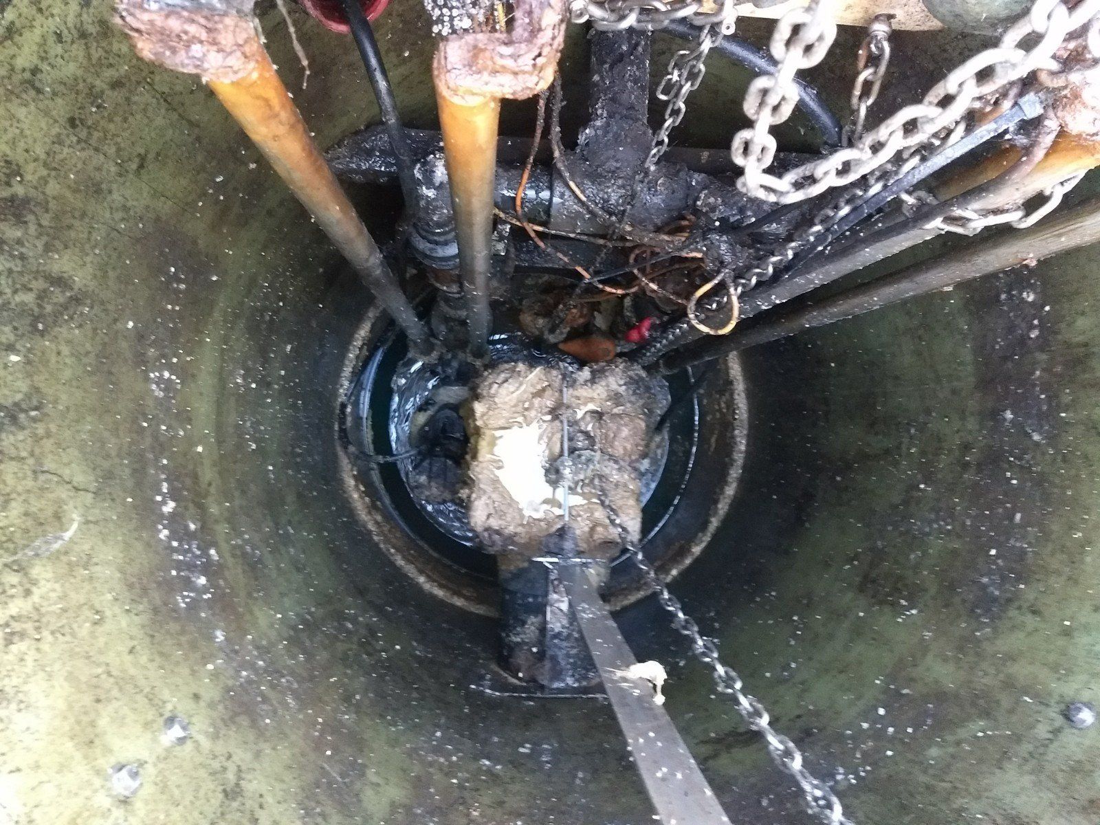 Appareil de pompage avec des chaînes et des câbles