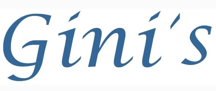 Logotipo azul cursiva de “Gini’s” sobre fondo blanco