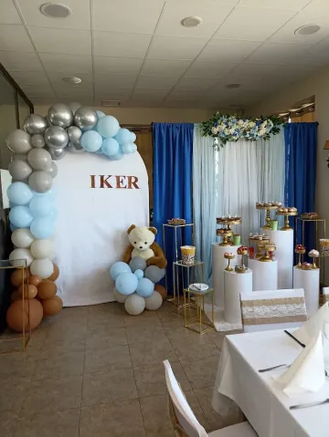 Decoración para la fiesta de bienvenida del bebé con arco de globos blancos y azules, osito de peluche
