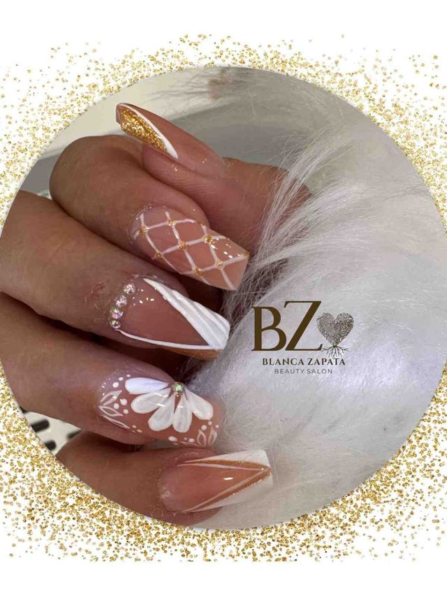 Primer plano de uñas almendradas 
