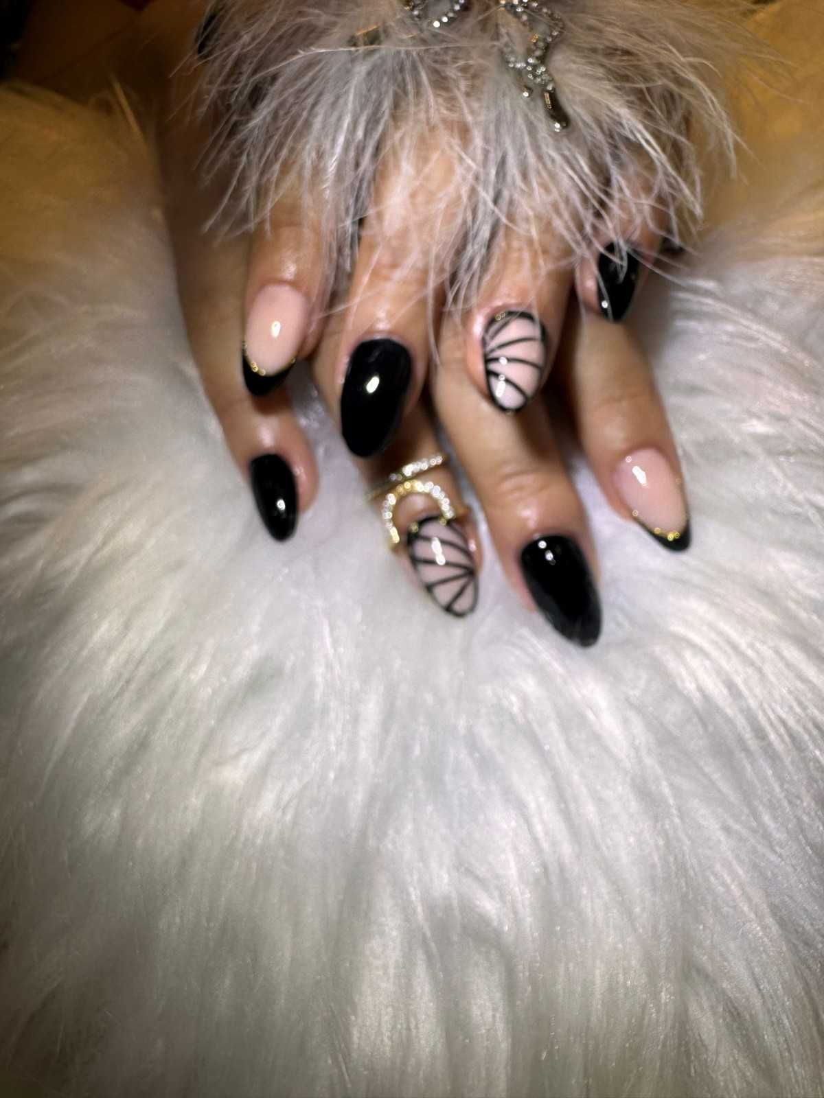 Primer plano de una pata blanca y esponjosa con uñas largas negras y color nude, que descansa sobre su pelaje.