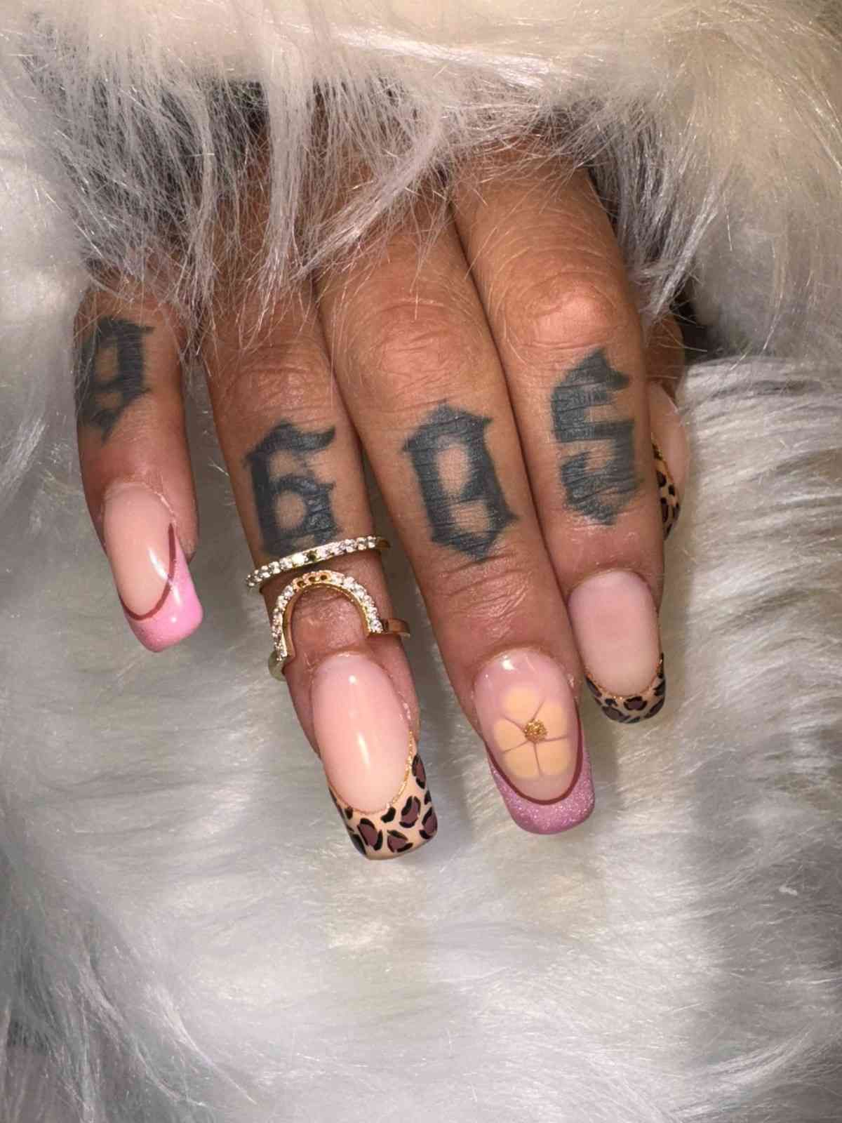 Primer plano de una mano con manicura, con uñas