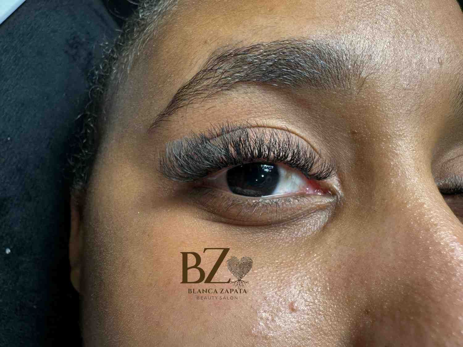 Primer plano del ojo de una persona con pestañas