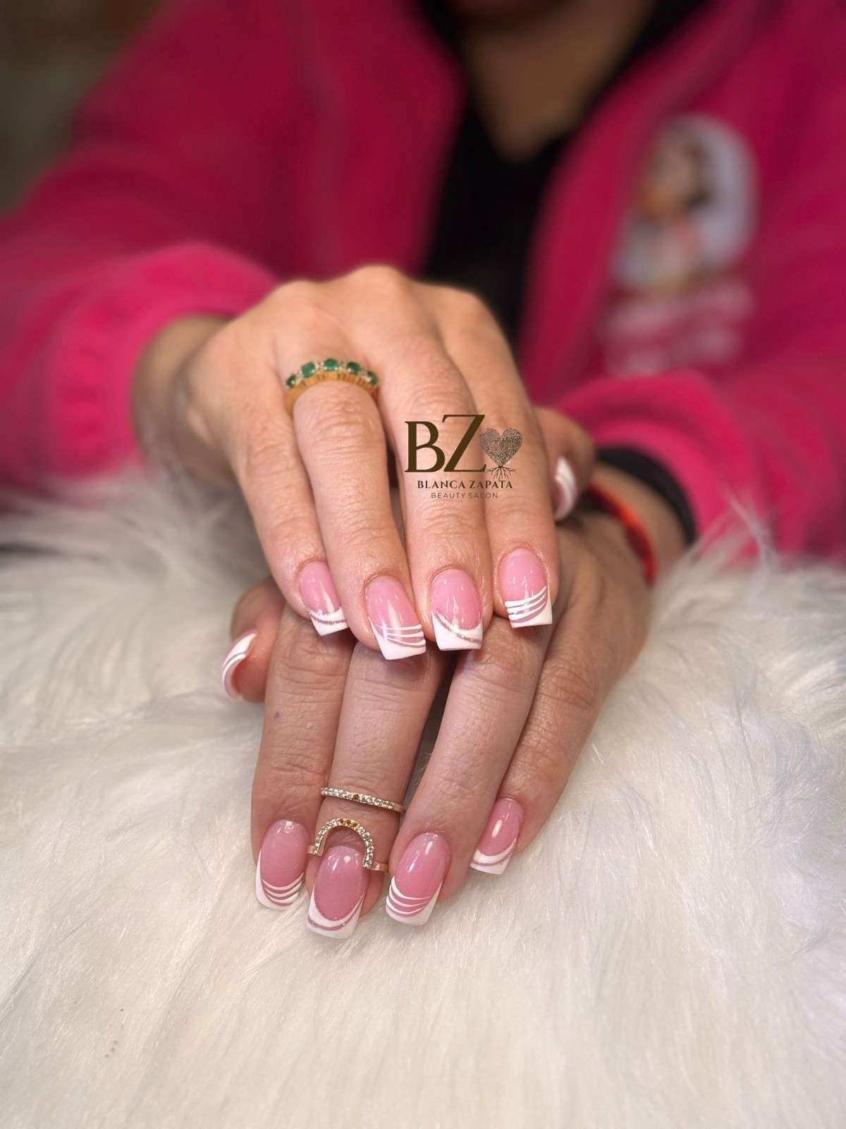Primer plano de uñas rosas bien 