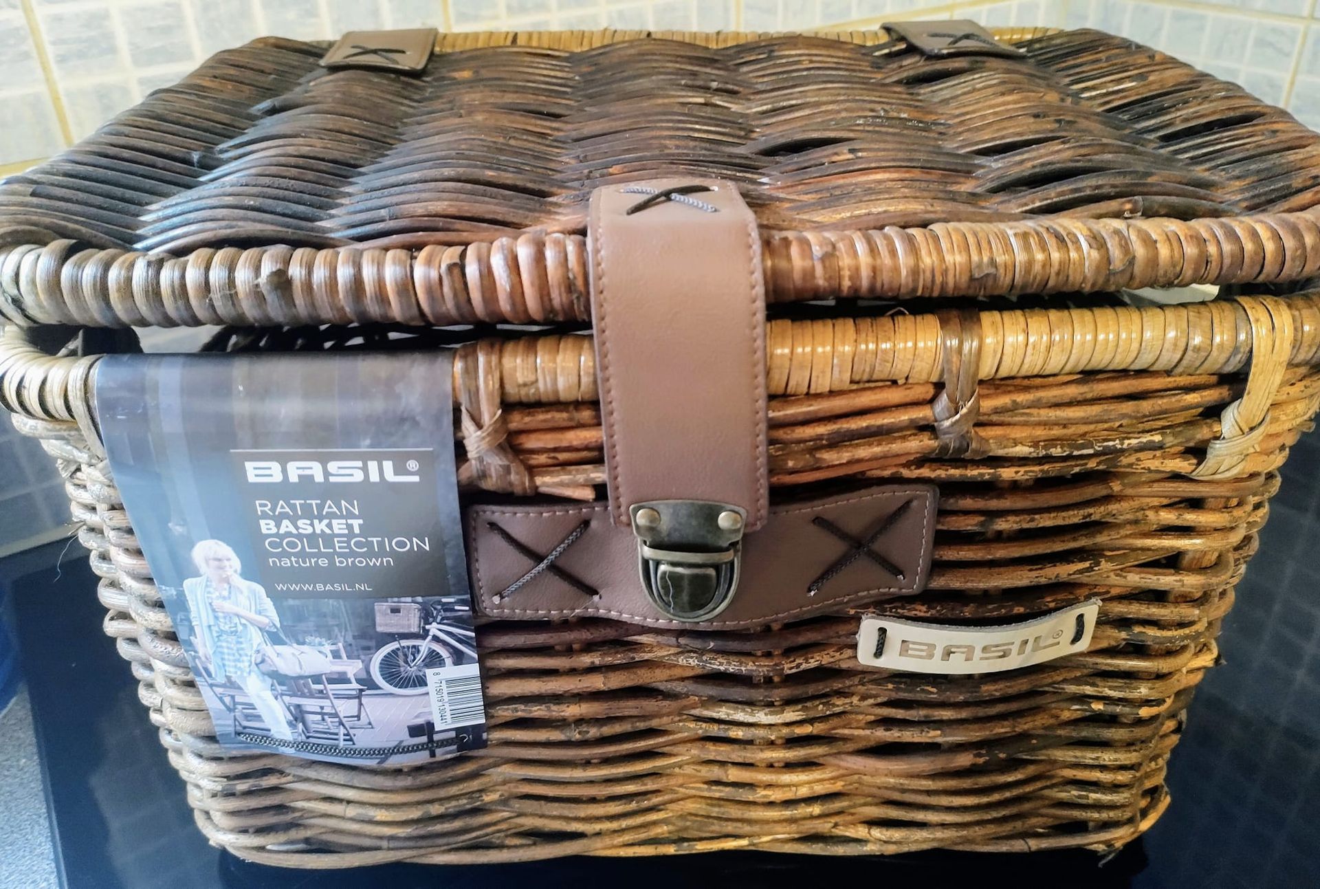 gesloten rieten fietsmand