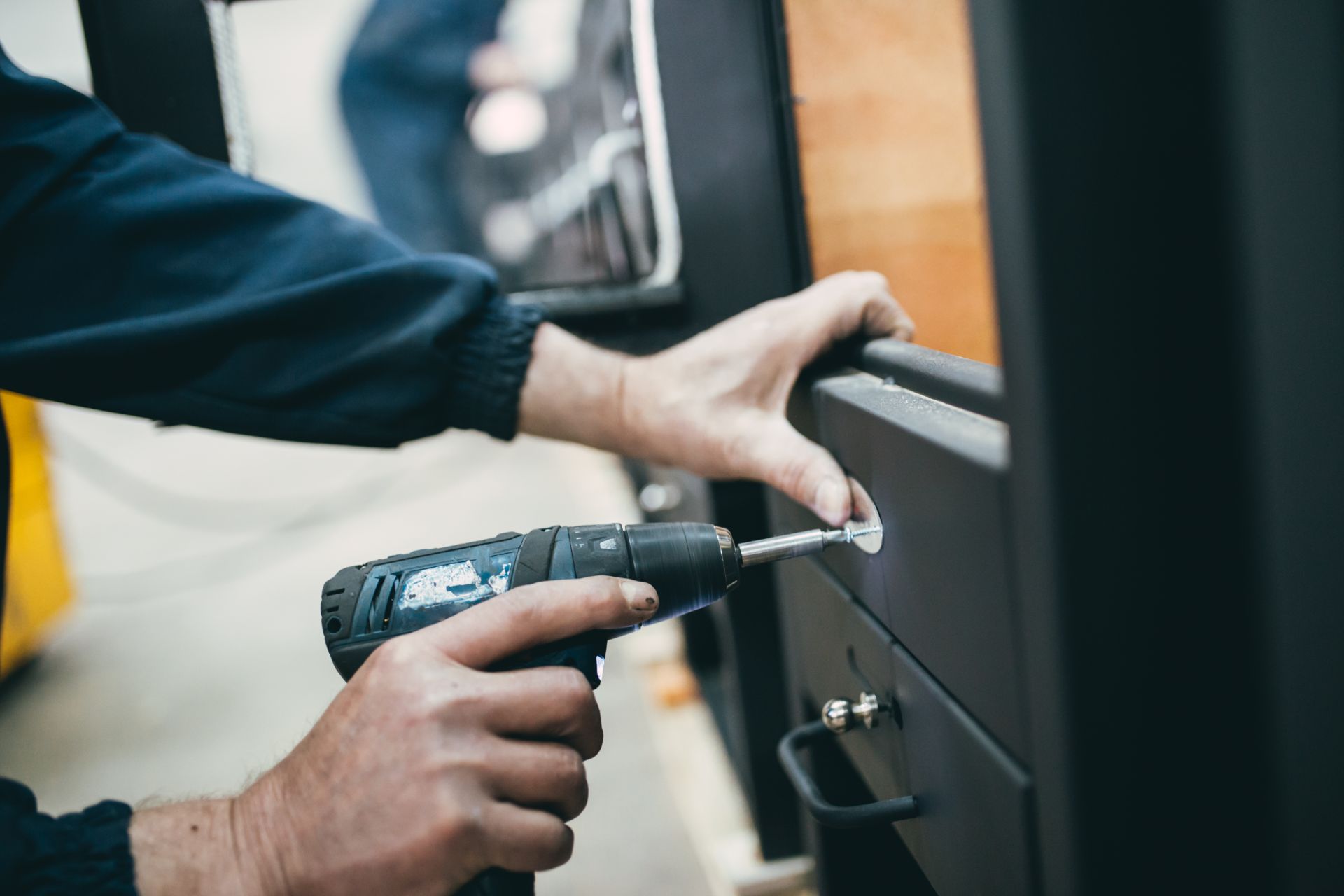 Fachkraft installiert eine Heizung