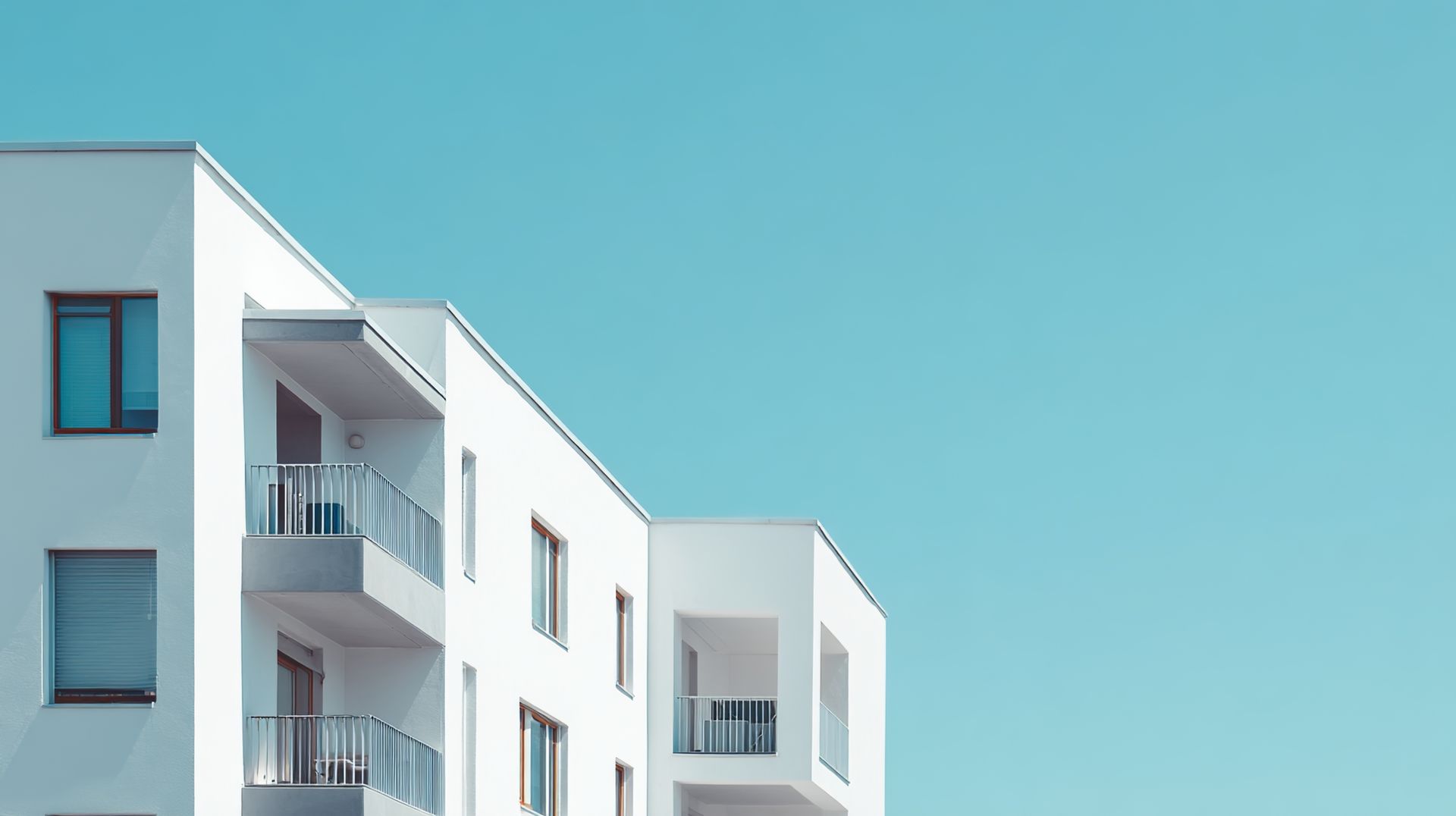 Haut d'un immeuble avec le ciel bleu