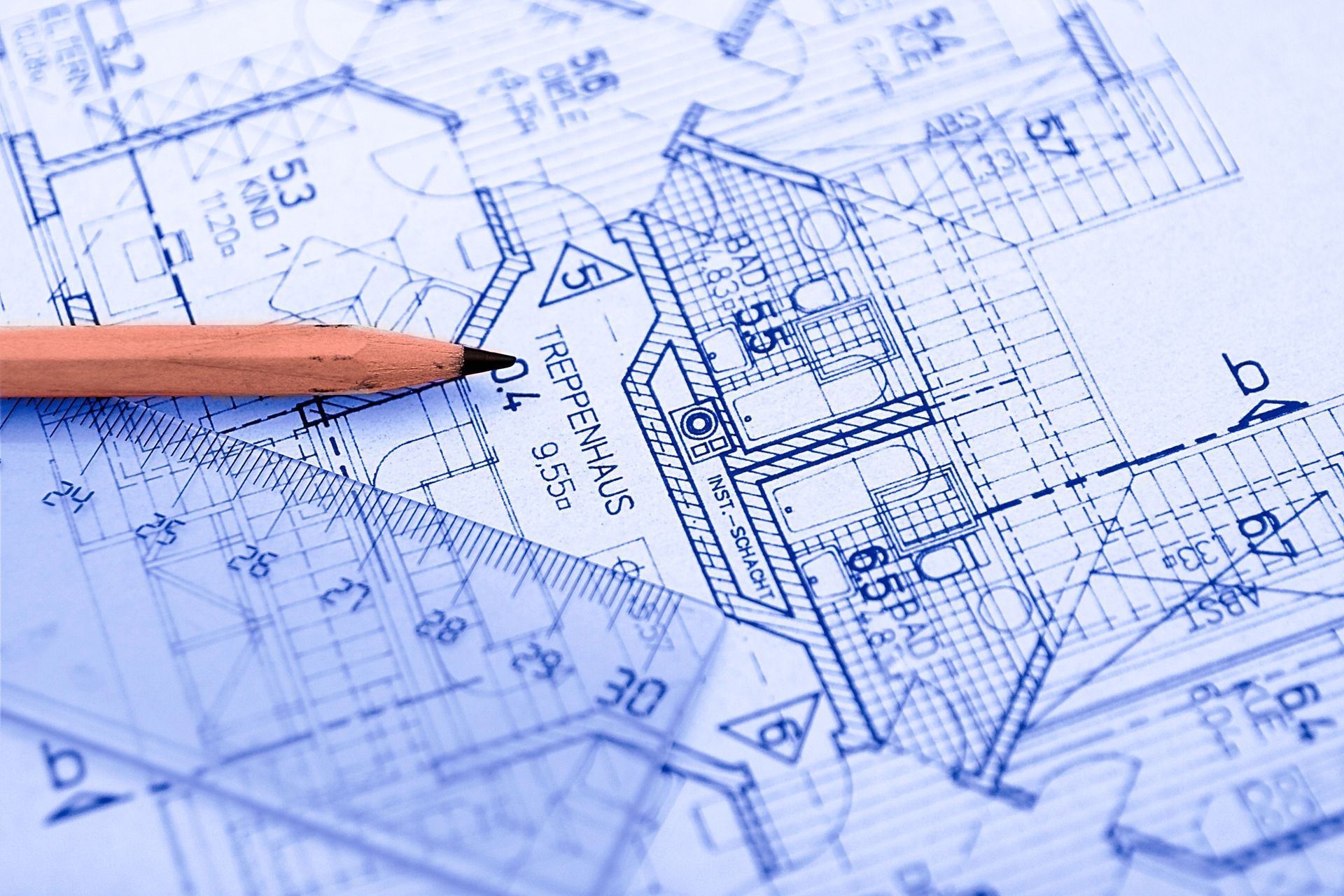 Plan avec crayon et règle ; plans architecturaux