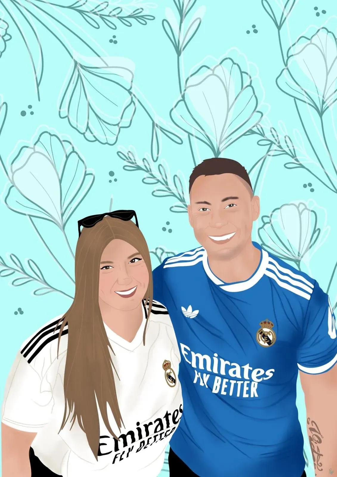 Dos personas sonrientes con camisetas de fútbol blancas y azules posan frente a un fondo azul claro con estampado de hojas.