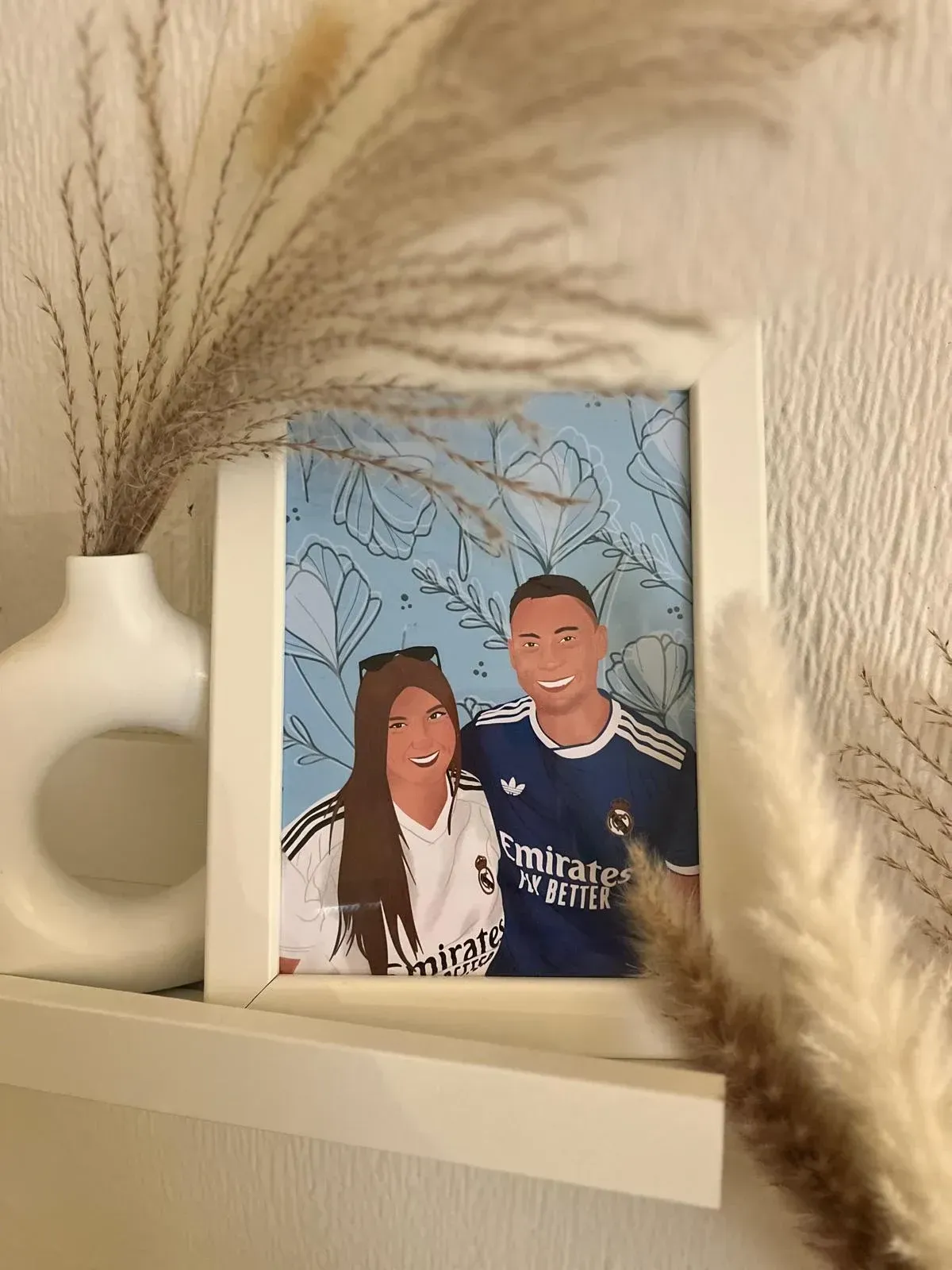 Ilustración enmarcada de una pareja con camisetas deportivas azules y blancas 
