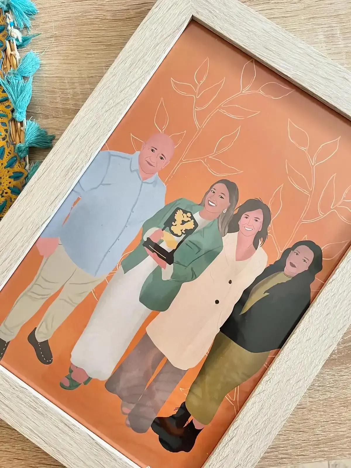 Ilustración enmarcada de cinco personas de pie juntas sobre un fondo coral con diseños de hojas blancas.