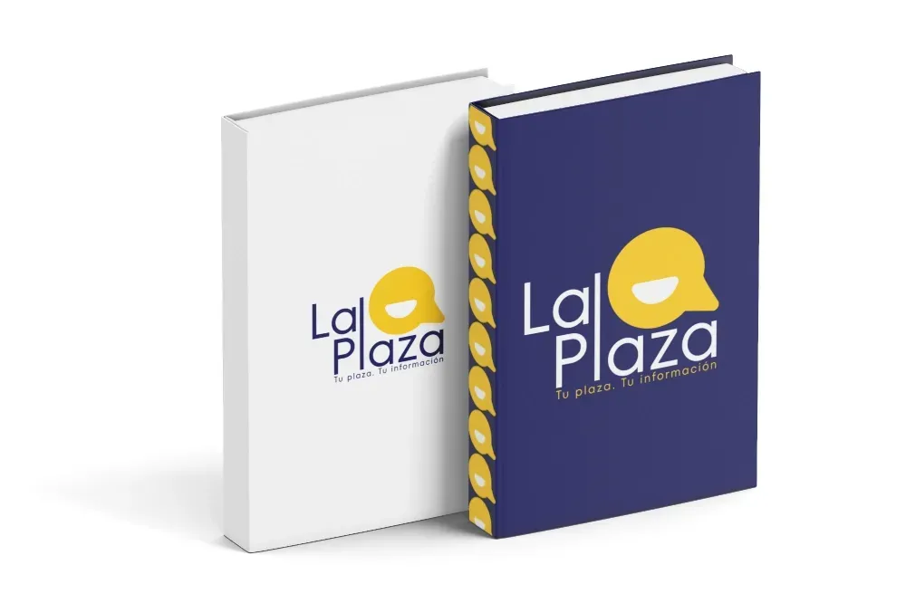 Dos cuadernos La Plaza, uno blanco y otro azul marino con el logotipo amarillo, colocados uno al lado del otro.