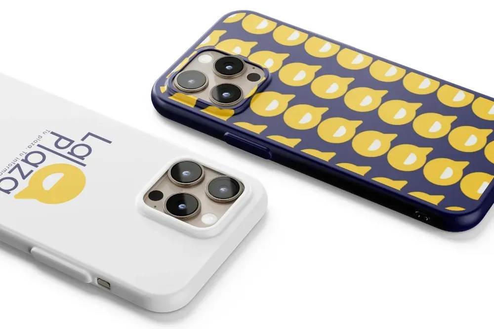 Dos iPhones en blanco y azul marino con fundas estampadas amarillas, mostrados sobre un fondo blanco limpio.