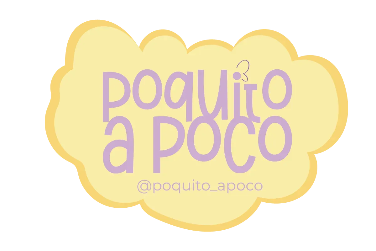 Logotipo de nube amarillo pastel con texto morado que dice “poquito a poco” y pequeño “@poquito a poco” debajo.