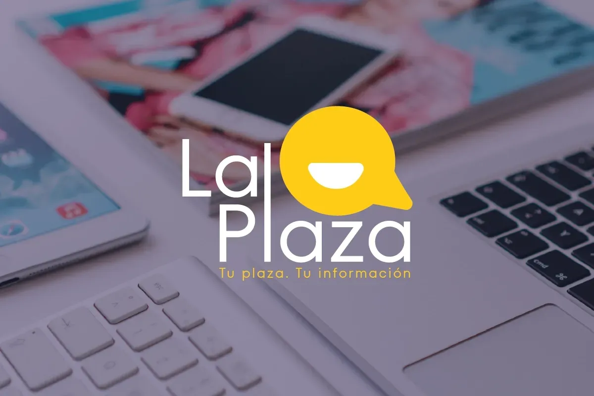 Logotipo de La Plaza sobre un escritorio con computadora portáti
