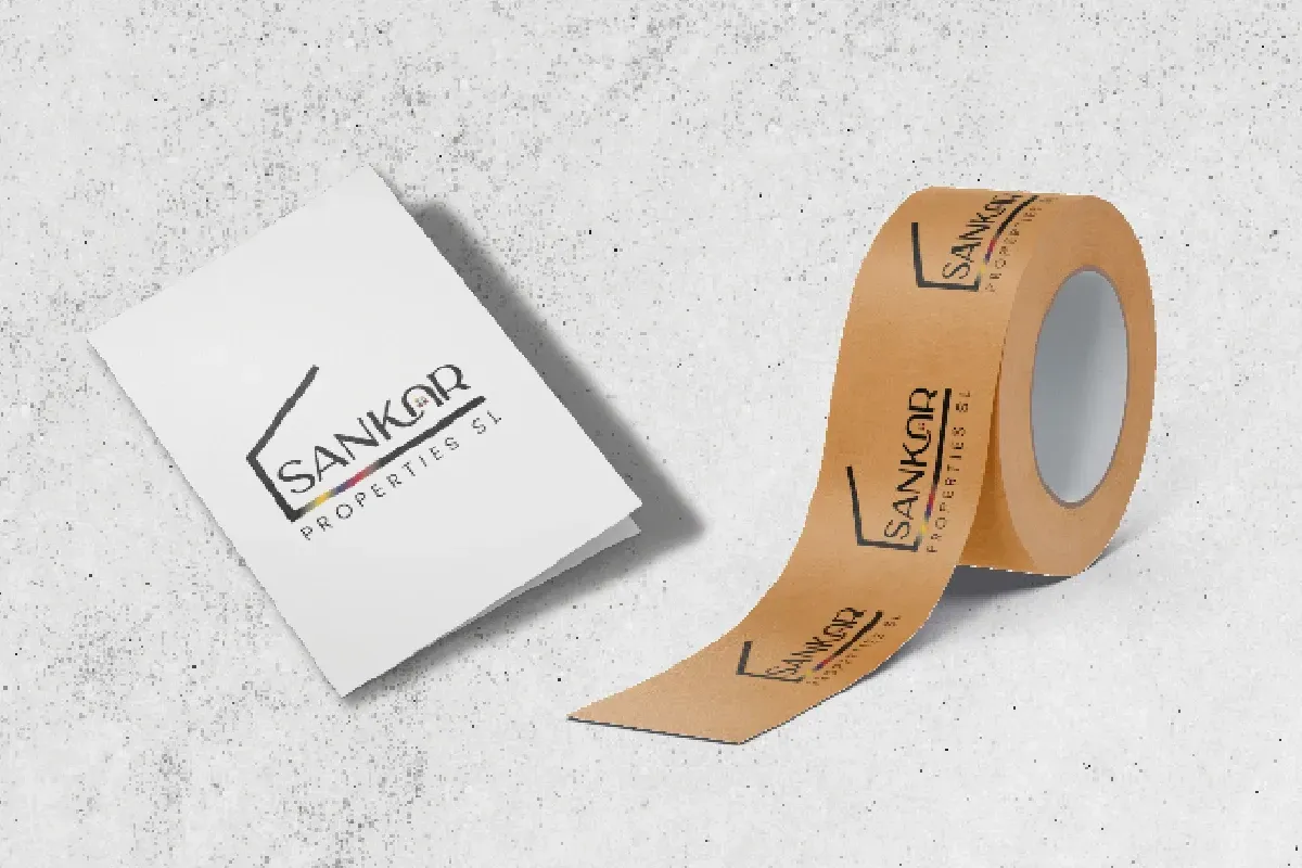 Cinta de embalaje color canela y caja a juego sobre fondo gris claro, con el logotipo de Sankpak.