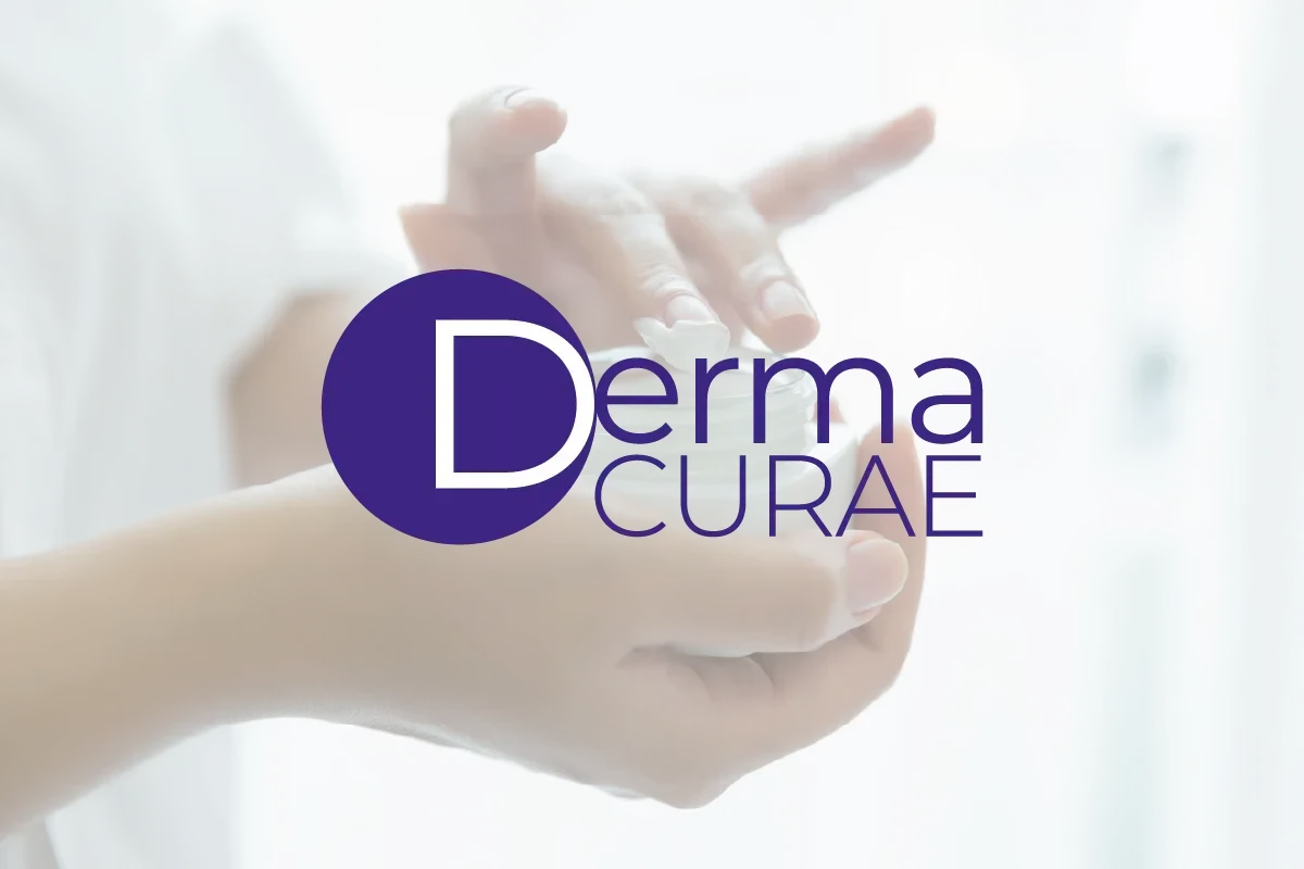 Logotipo de Derma Curaa sobre manos desenfocadas que señalan sobre un fondo claro.