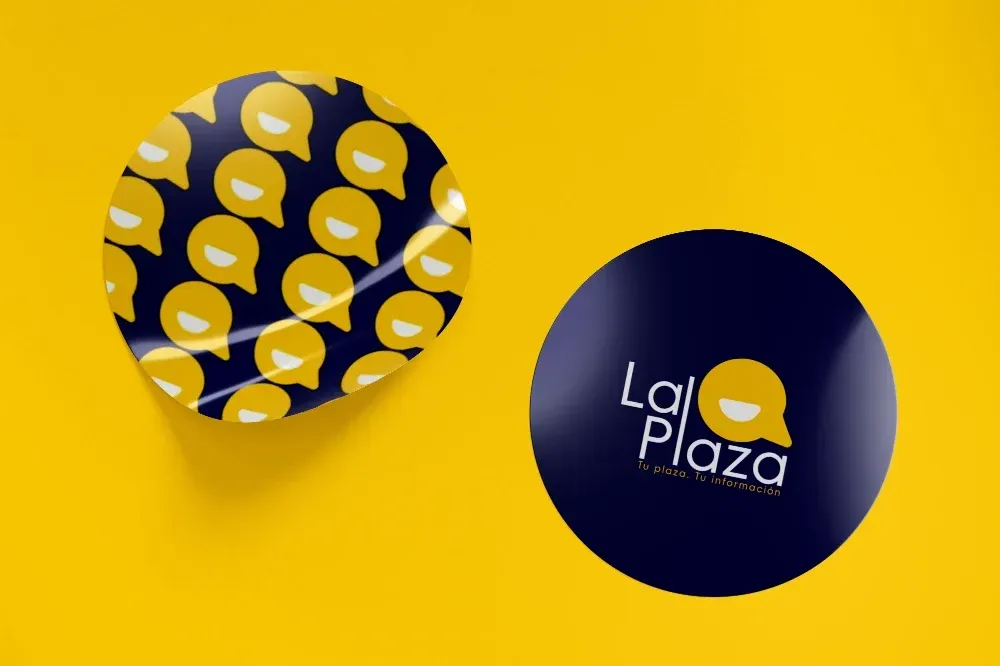 Dos diseños de logotipos redondos de La Plaza sobre un fondo amarillo brillante.