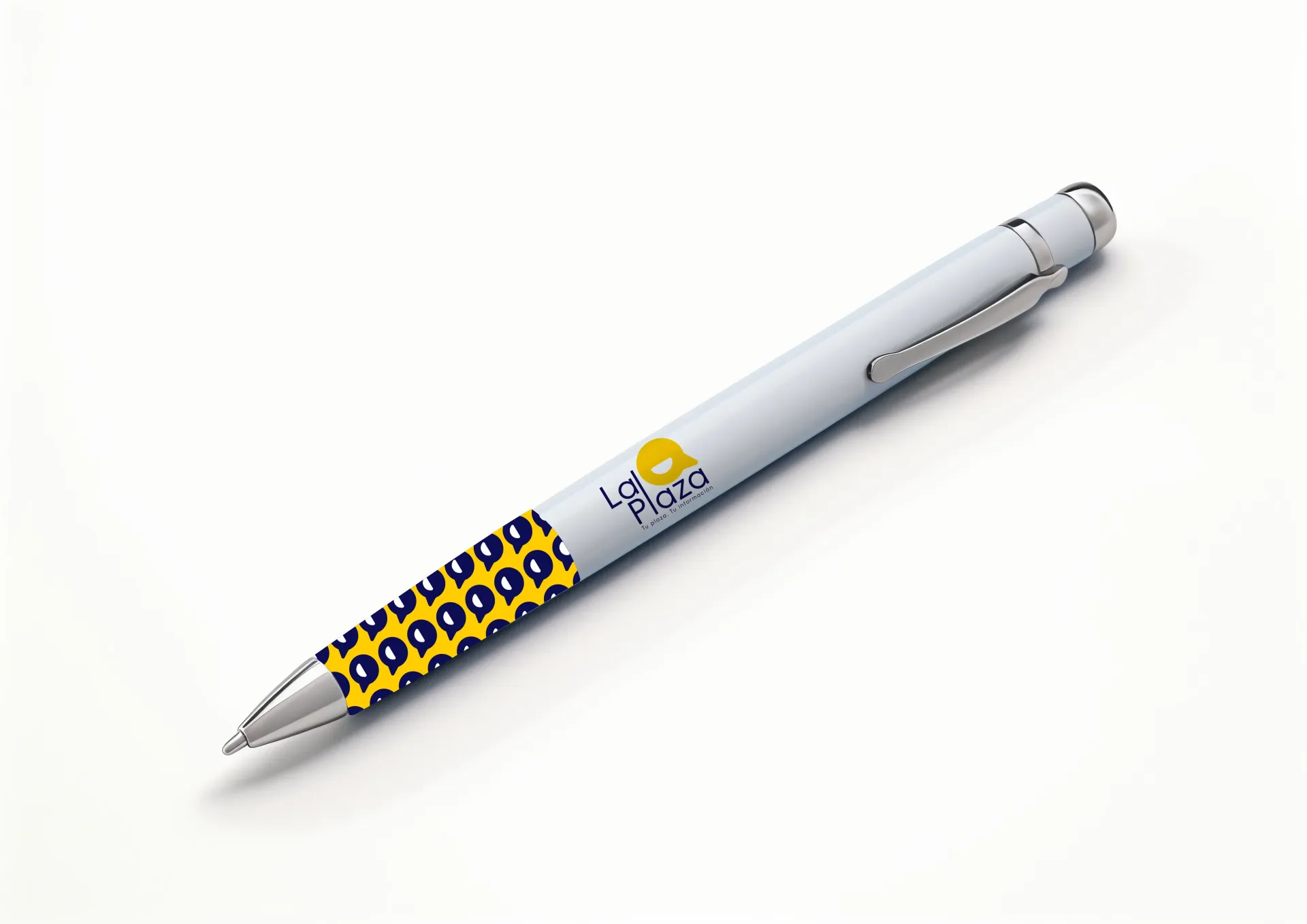 Bolígrafo blanco con empuñadura estampada en amarillo y azul sobre fondo blanco.