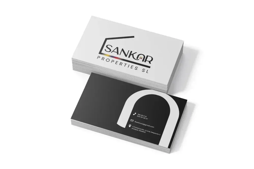 Dos tarjetas de visita apiladas, una blanca y otra negra, con la marca minimalista “SANKAR”.