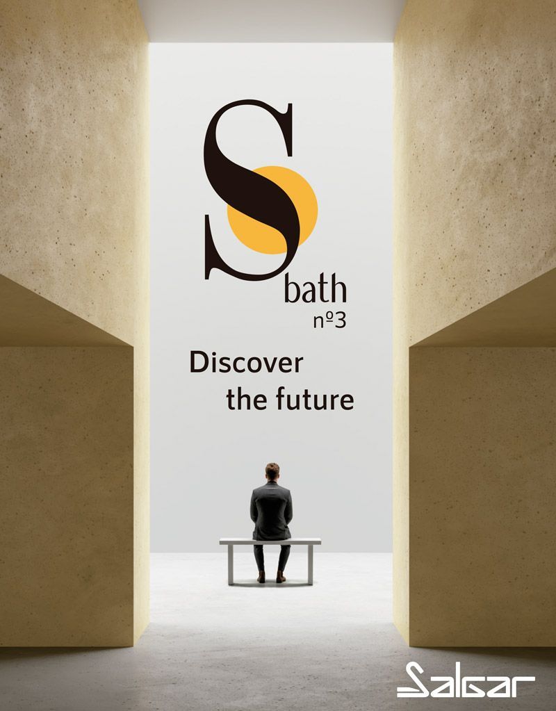 Hombre sentado en un banco, mirando hacia una puerta iluminada. Logotipo