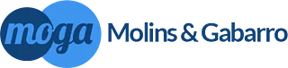 Logotipo para Moga Molins & Gabarro, que presenta la palabra "moga" dentro de un círculo azul oscuro superpuesto a un círculo azul claro, con texto a la derecha.