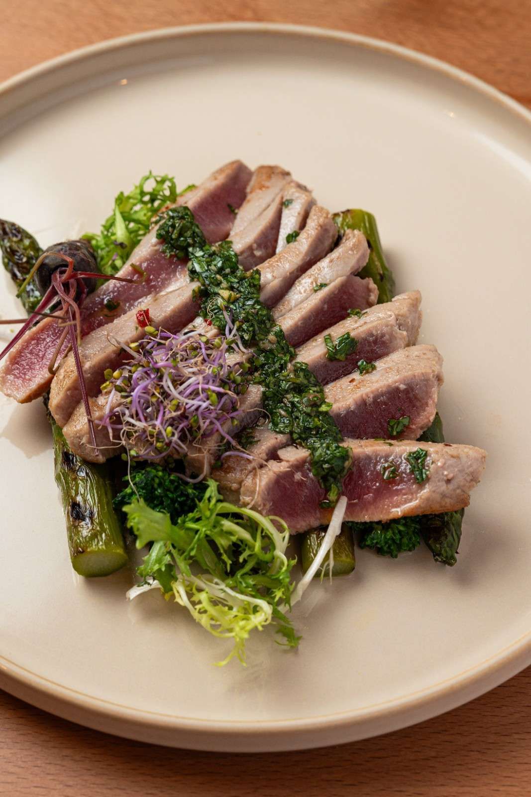 Carne sellada en rodajas con verdurasaurante.