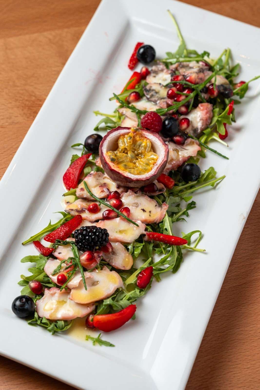 Ensalada de frutas y bayas a la parrilla