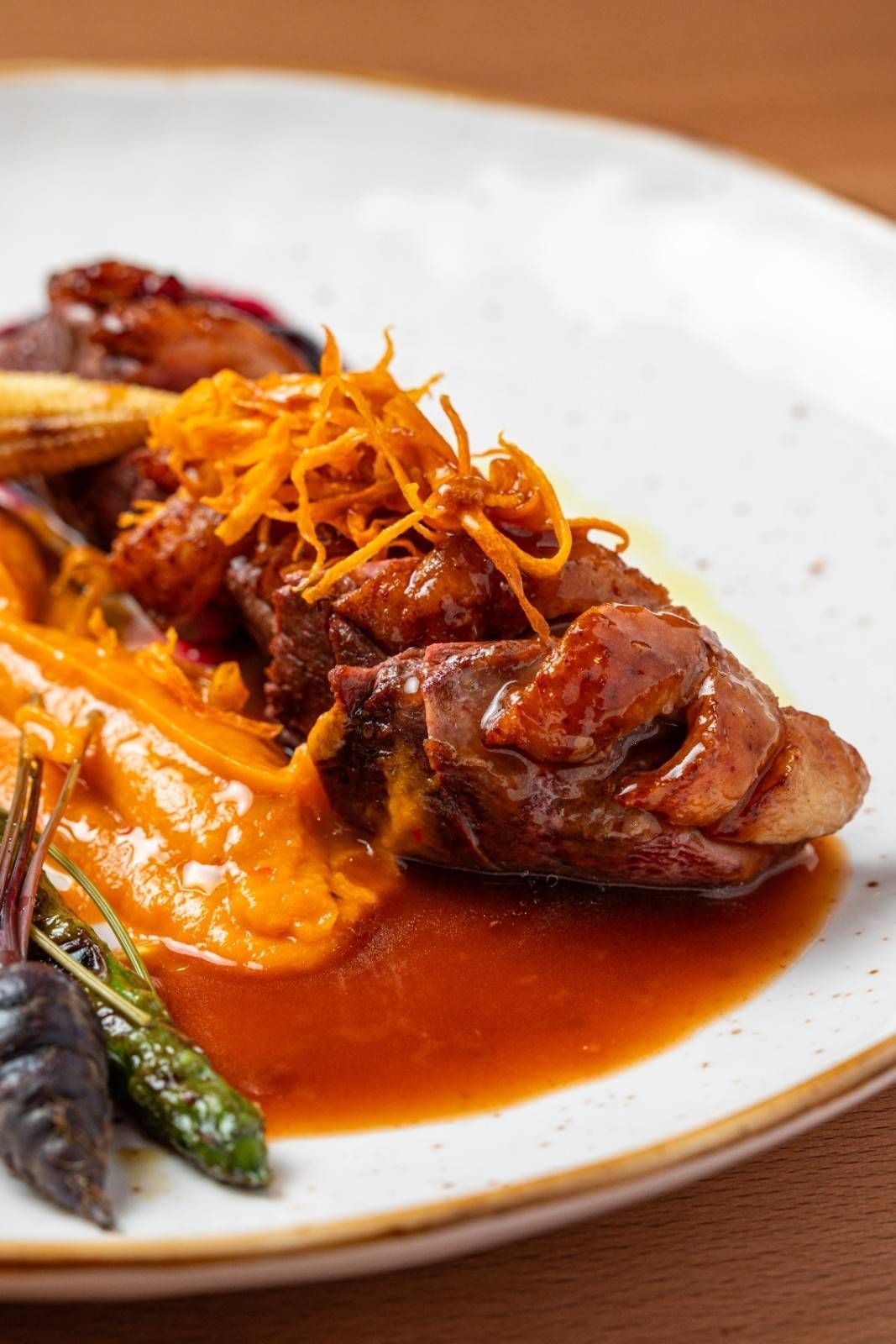 Carne asada emplatada en salsa roja