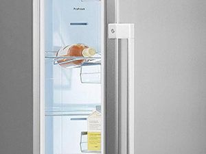 Ein Edelstahlkühlschrank mit offener Tür und einer Flasche Wein darin