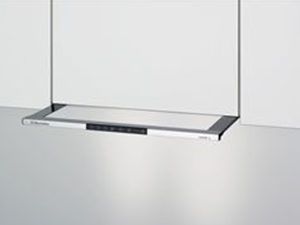 In einer Küche hängt eine Dunstabzugshaube aus Edelstahl von der Decke.