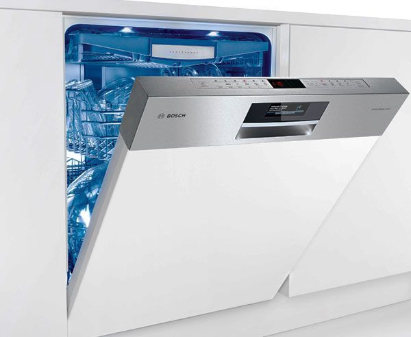 Ein Edelstahlgeschirrspüler mit geöffneter Tür