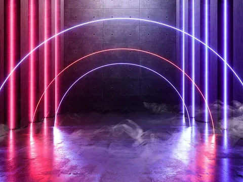 Arcos de neón rojo y azul enmarcan un suelo de hormigón con niebla. Luces de neón verticales bordean los laterales.