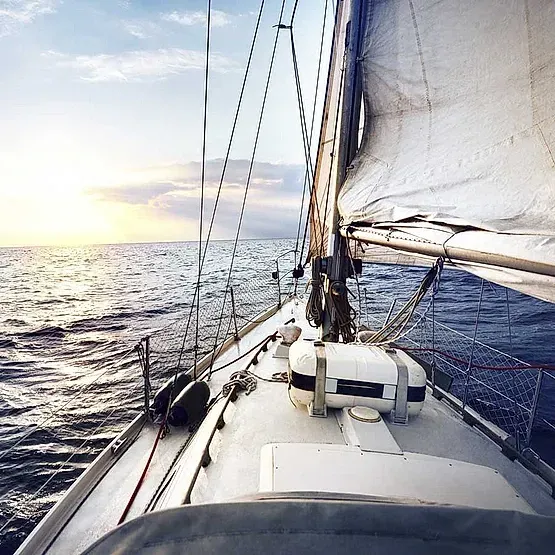 Un velero está flotando sobre una gran masa de agua.