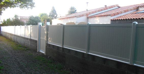 Réalisation d'une clôture en PVC avec portillon