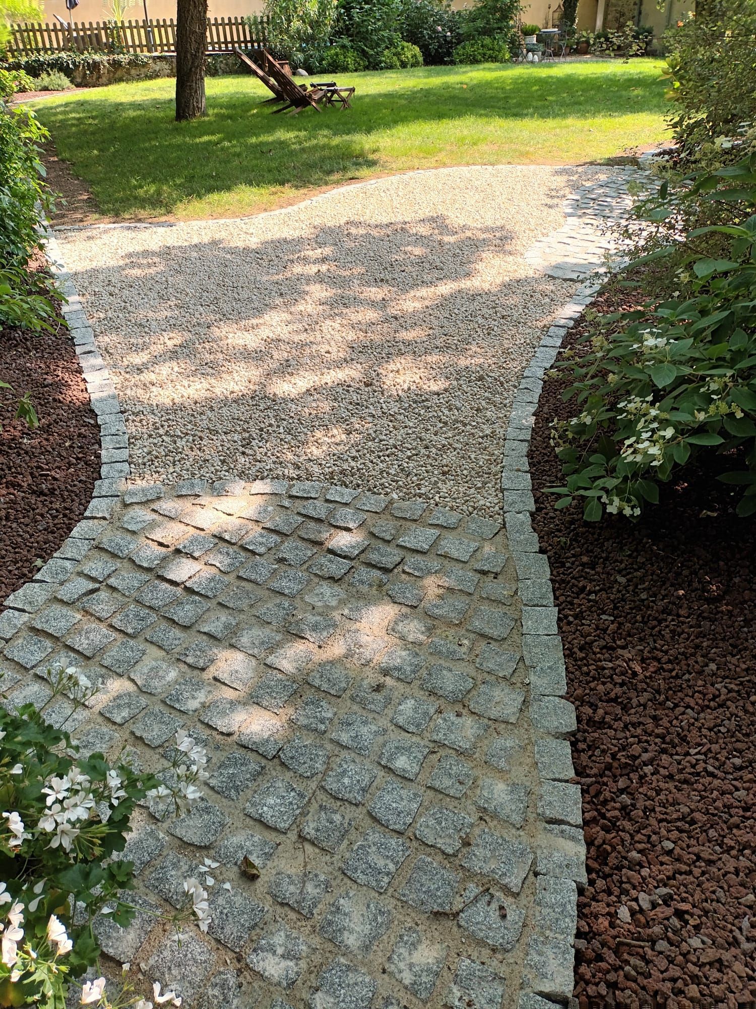 Verdon Paysage - Allée pavée dans un jardin