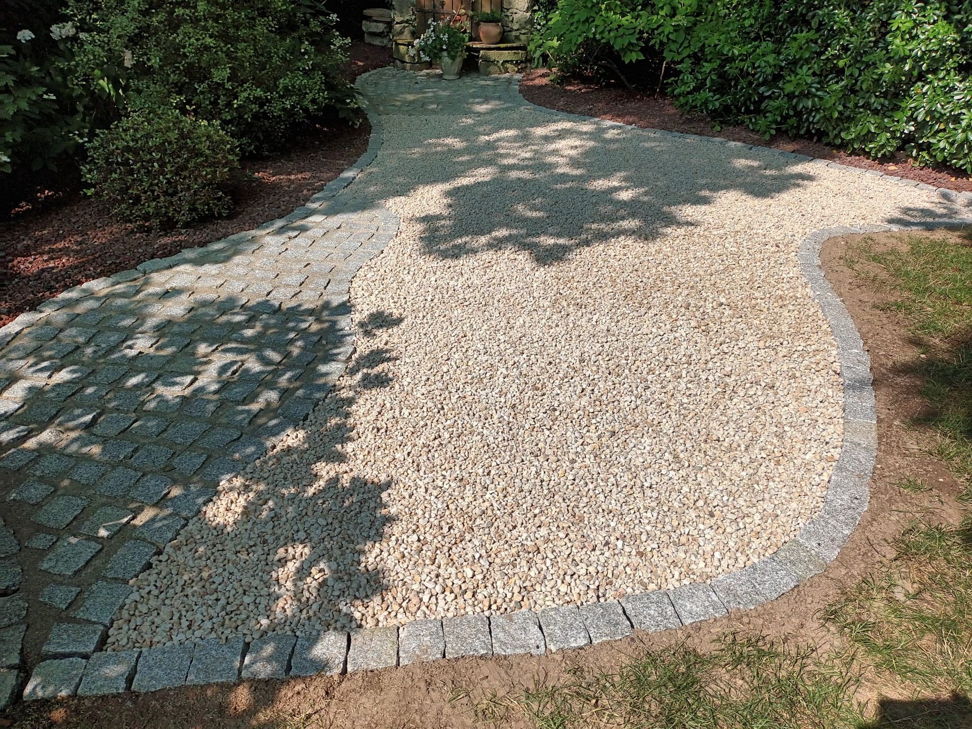 Verdon Paysage - Allée avec cailloux blancs