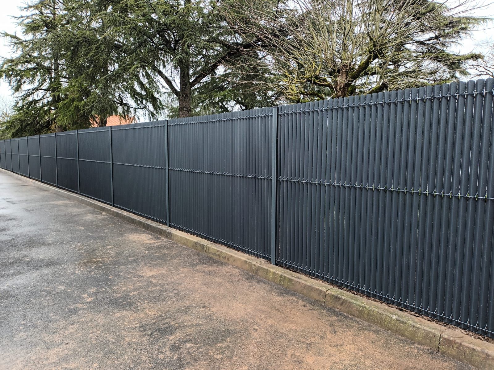 Verdon Paysage - Pose d'une grande clôture en fer