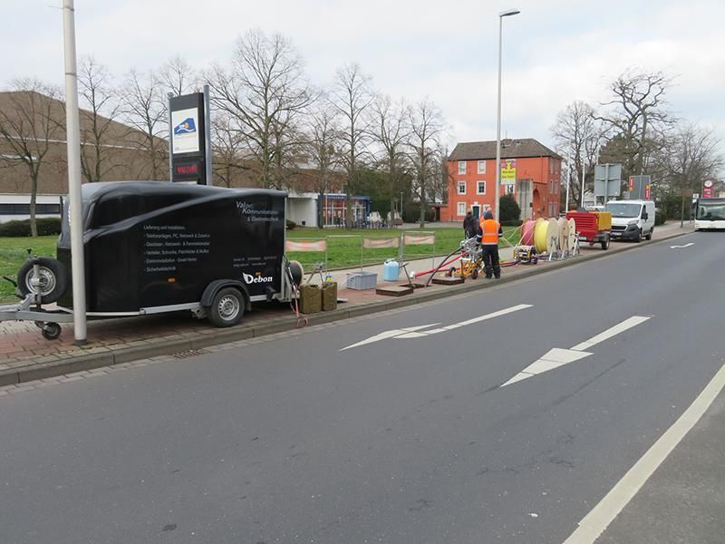 Ein schwarzer Anhänger steht am Straßenrand