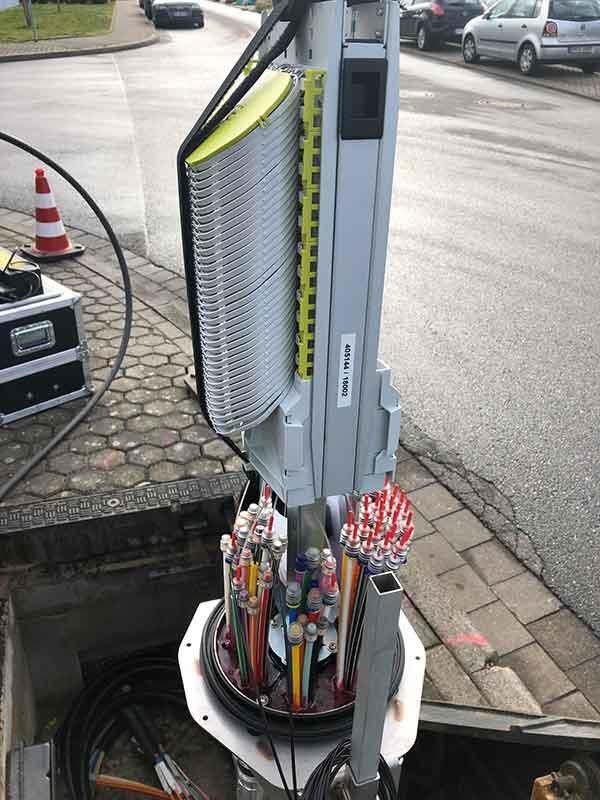 Auf der Spitze eines Mastes liegt ein Bündel Drähte.