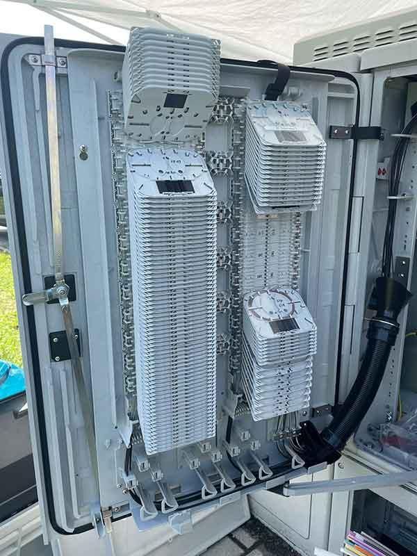 Eine weiße Box, aus der viele Kabel herauskommen.