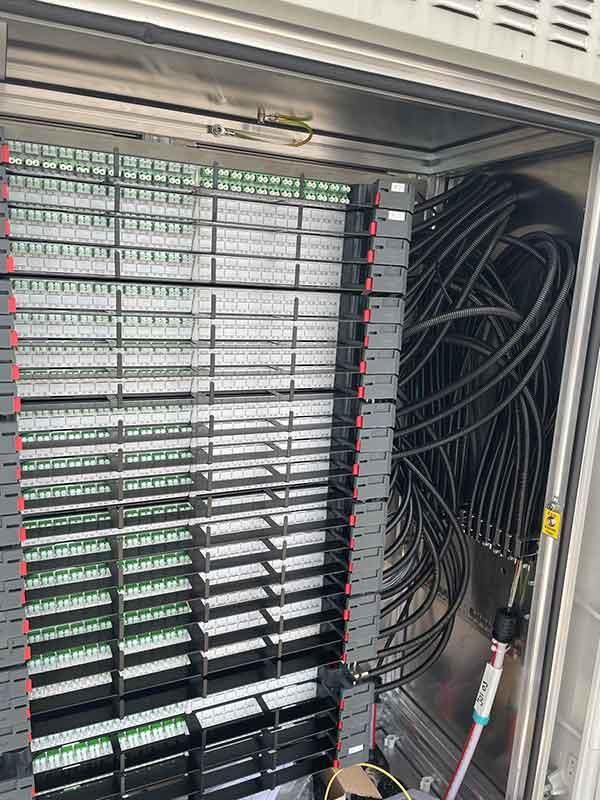 Ein großer Schaltkasten, aus dem viele Kabel herauskommen.